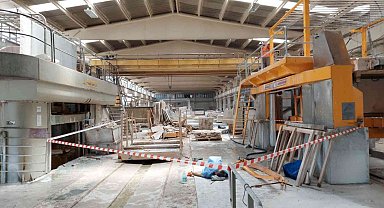 Mermer plakanın altında kalan yabancı uyruklu işçi hayatını kaybetti
