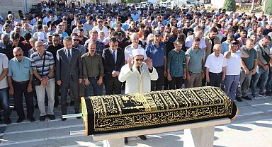 Otomobilin çarpması sonucu ölen çocuğa acı veda