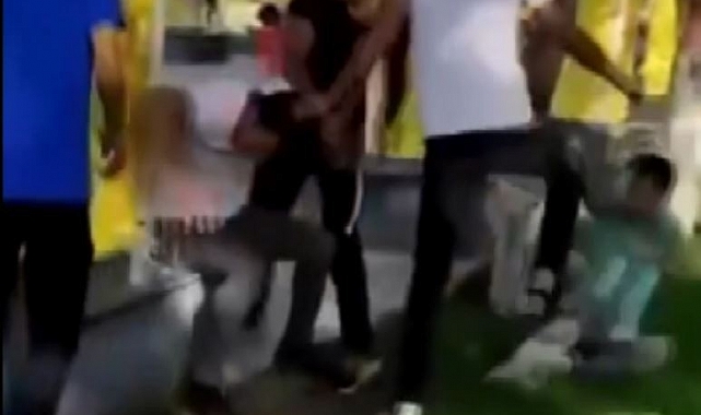 Parkta oturan gençleri gülerek dövüp video çektiler