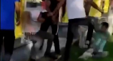 Parkta oturan gençleri gülerek dövüp video çektiler