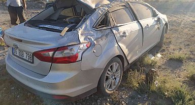 Refüje çarpan otomobil takla attı: 4 yaralı
