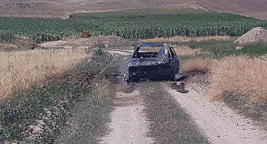 Seyir halindeyken yanan otomobil kullanılamaz hale geldi