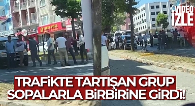 Trafikte tartışan grup yolun ortasında sopalarla birbirine girdi