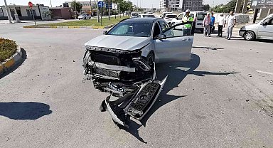 Aksaray'da iki otomobil çarpıştı: 3 yaralı