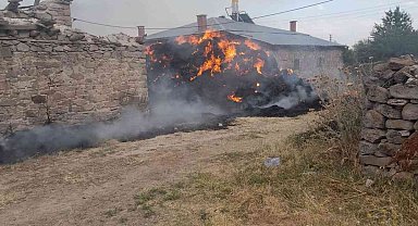 Alevlere teslim olan balya samanlar ile 2 römork yandı