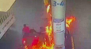 Benzin dolumu esnasında çakmak çaktı, alevlerin içinde kaldı