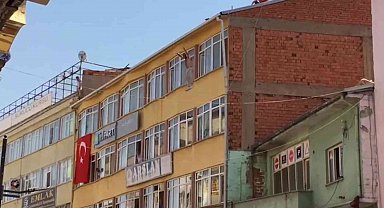 Bunalıma giren şahıs 5 katlı iş hanının çatısından atladı