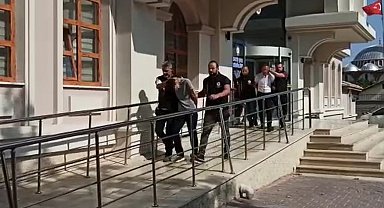Eğlence merkezi önündeki cinayetin şüphelilerini kırmızı araçları yakalattı