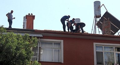 Eşi evi terk etti diye çatıya çıkan kişi, fenalaşınca indirildi
