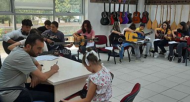 Gençlik Merkezi'nin gitar eğitimlerine yoğun ilgi
