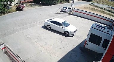 Hızlı girdiği virajda kontrolden çıkan otomobilin devrilme anı kamerada