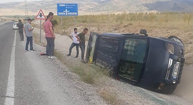 Kontrolden çıkan minibüs devrildi: 3 yaralı
