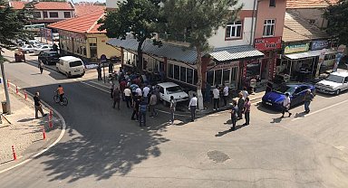 Kontrolden çıkan otomobil kahvehanede çay için müşteriye çarptı