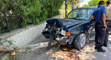 Kontrolden çıkan pikap ağaca çarptı: 2 yaralı