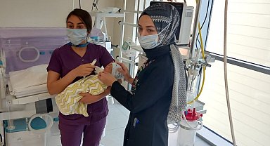 Konya'da yeni doğmuş bebeği arabanın bagajının üstüne bırakıp terk ettiler
