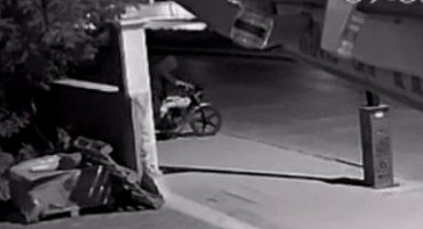 Motosiklet hırsızları önce kameraya sonra da polise yakalandı