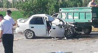 Otomobil ile kamyon çarpıştı: 3'ü ağır 4 yaralı