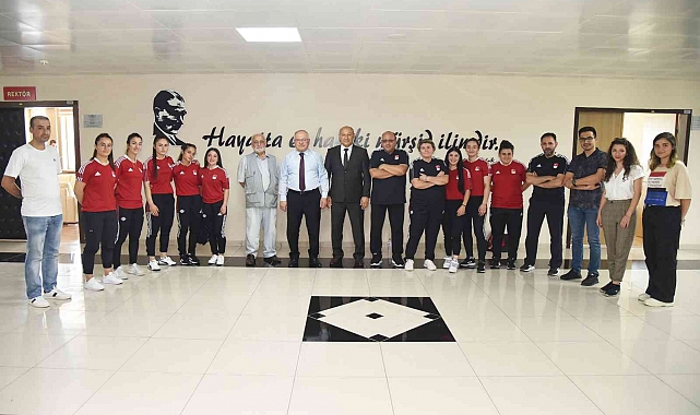 Rektör Namık Ak, kadın halter milli takım sporcularını ağırladı