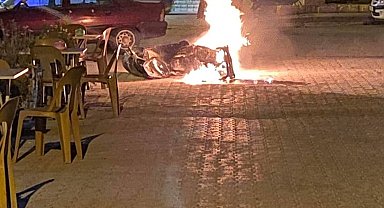 Seyir halindeki motosiklet alev aldı