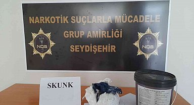 Şüpheli araçta boya kutusunda 'skunk' ele geçirildi