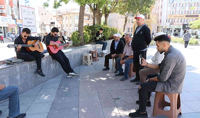 Aksaray sokaklarında "Neredesin sen" türküsüyle Neşet Ertaş'ı andılar