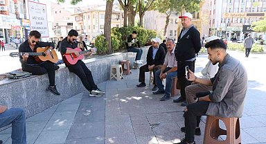 Aksaray sokaklarında "Neredesin sen" türküsüyle Neşet Ertaş'ı andılar