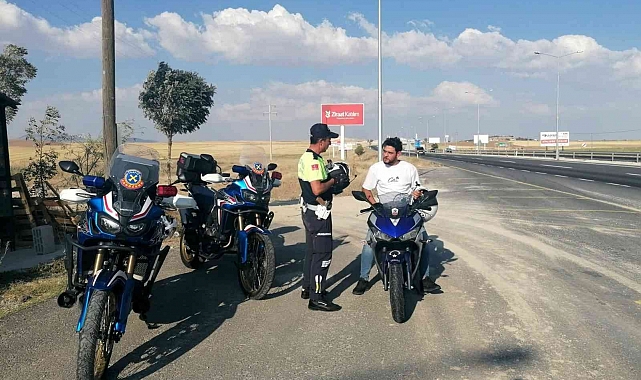 Aksaray'da trafik jandarması motosiklet ve sürücülerini denetliyor