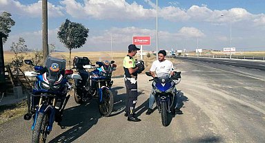 Aksaray'da trafik jandarması motosiklet ve sürücülerini denetliyor