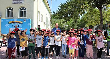 Başkan Altay 40 gün sabah namazına camiye giden çocuklara bisikletlerini hediye etti