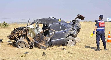 Hurdaya dönen otomobildeki 4 kişi yaralandı