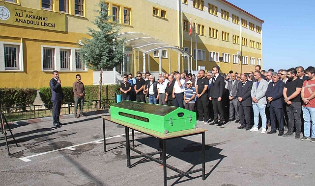 Okulların açıldığı gün, 28 yıl görev yaptığı okula cenazesi geldi