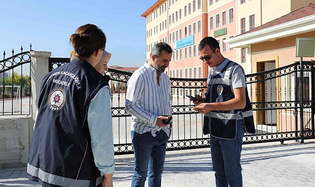 Okulların ilk gününde polis ekipleri güvenli eğitim denetimi yaptı