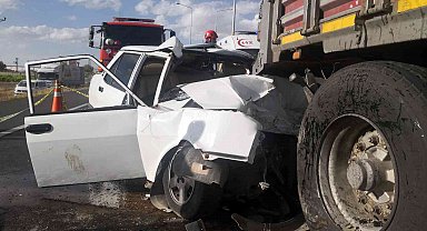 Otomobil tıra arkadan çarptı: 2 ölü