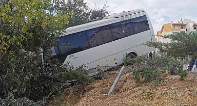 Servis minibüsü bahçeye düştü: 1 ölü