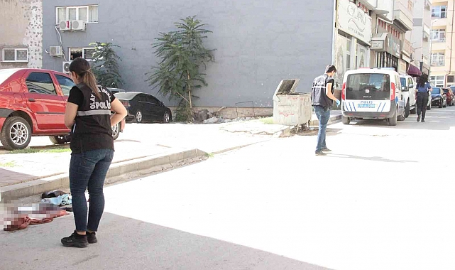 Sokak ortasında birbirlerine silah ve bıçakla saldırdılar