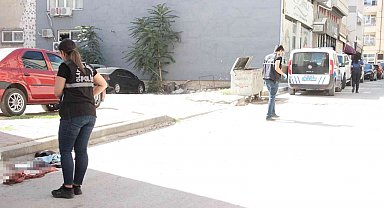 Sokak ortasında birbirlerine silah ve bıçakla saldırdılar