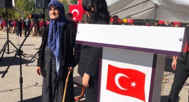 99 yaşındaki ninenin kürsüden okuduğu şiirler kutlamalara damga vurdu