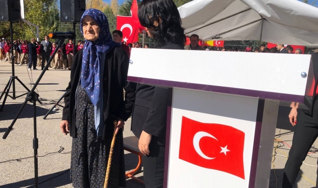 99 yaşındaki ninenin kürsüden okuduğu şiirler kutlamalara damga vurdu