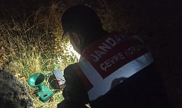 Aksaray jandarması kaçak avcıların akülü ses tuzağını bozdu