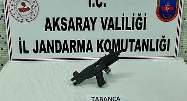 Aksaray'da jandarma restorandaki şahsın üzerinde uzi silah ele geçirdi