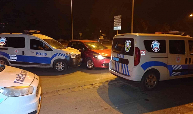 "Dur" ihtarına uymadı, polis aracına çarparak durabildi