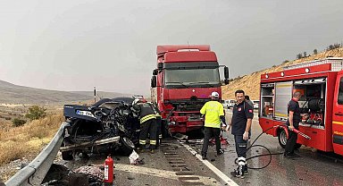 Kontrolden çıkan otomobil tırla çarpıştı: 1 ölü, 1 yaralı