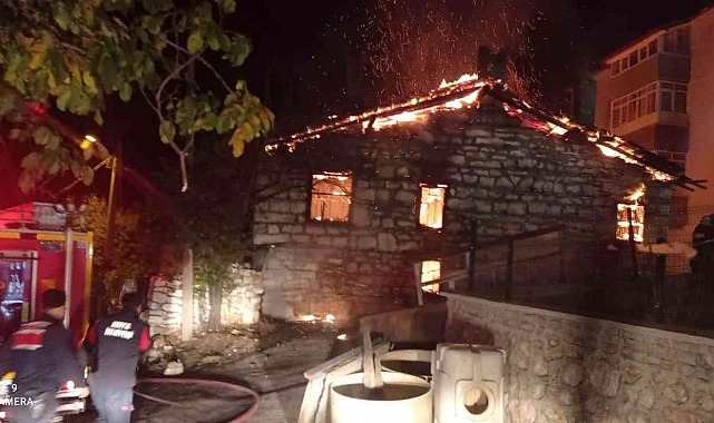 Konya'da kullanılmayan ev alev alev yandı