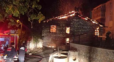 Konya'da kullanılmayan ev alev alev yandı