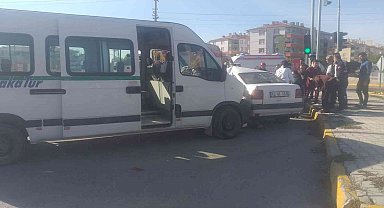 Konya'da servis minibüsü ile otomobil çarpıştı: 2 yaralı