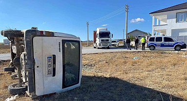 Konya'da tır ile minibüs çarpıştı: 3 yaralı