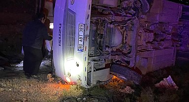 Tarım işçilerini taşıyan minibüs devrildi: 3 yaralı