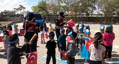 Trafik jandarmasından miniklere trafik eğitimi