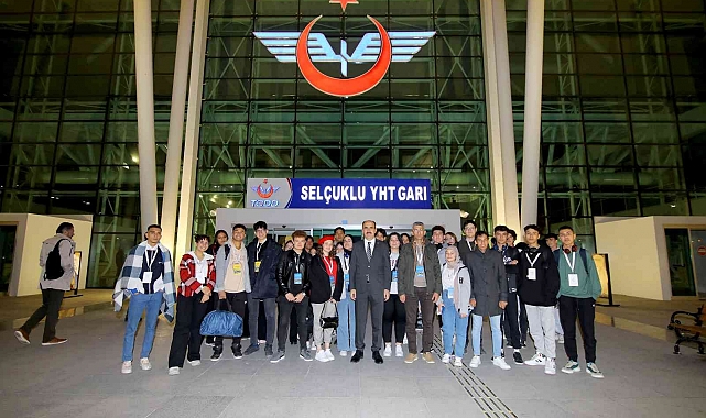 Başkan Altay İstanbul gezisine katılan öğrencilere trende eşlik etti