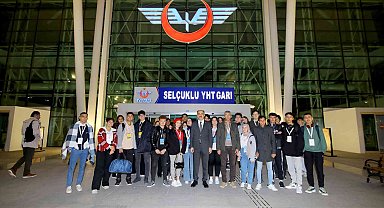 Başkan Altay İstanbul gezisine katılan öğrencilere trende eşlik etti